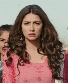 Mahira Khan Girl Stare GIF - Mahira Khan Girl Stare Girl Checkout GIFs
