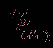 a black background with the words tui yeu linhh written in pink