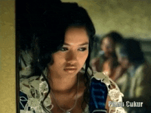 a woman is looking at herself in a mirror and the caption says pisau cukur