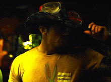 a man wearing a cowboy hat and a shirt that says " obstaculos son oportunidades "