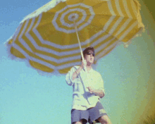Paul Mccartney Flaming Pie GIF - Paul Mccartney Flaming Pie Look Over There GIFs