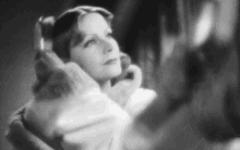 Greta Garbo GIF - Greta Garbo Combing GIFs