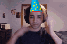 Party Hat Dancing GIF - Party Hat Dancing Streamer GIFs