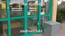 a green door with the words coop djupadat saabsan lukt written on it