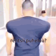 a blurry picture of a man with rentsii puheluu written on the back of his shirt