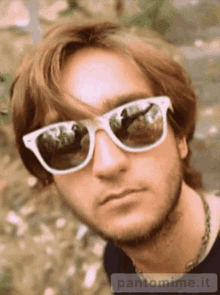 a man wearing sunglasses has pantomime.it on the bottom right