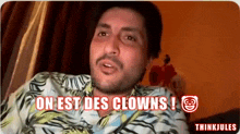 a man wearing a shirt that says on est des clowns on it