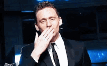 Tom Hiddleston / Boa Noite, Linda / Beijos / Bjs / Bj GIF - Tom Hiddleston Tom Hiddleston Brasil Kisses GIFs