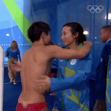 Hug Cao Yua GIF - Hug Cao Yua Olympics GIFs