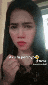 a woman is making a funny face with the words aku ra percoyo