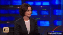 Anne Hathaway Laughing GIF - Anne Hathaway Laughing Burlandose GIFs