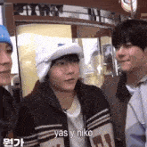 a man wearing a white hat says yas y niko in a foreign language