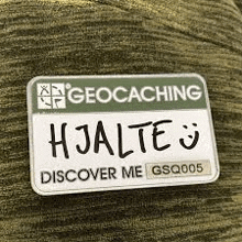 a close up of a name tag that says `` geocaching '' on it .