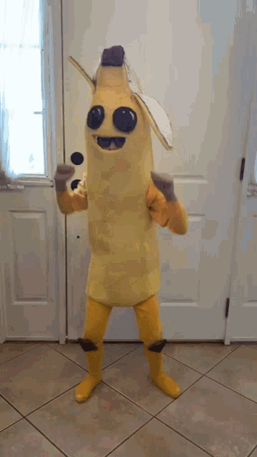 Peely Costume GIF - Peely Costume Dance - Discover & Share GIFs