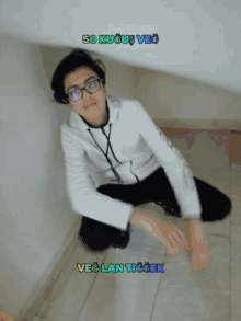 a boy wearing glasses sits on the floor with the words 50 kugus veg veg lan tiggek