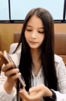 Nmixx Sullyoon GIF - Nmixx Sullyoon Showingphone GIFs