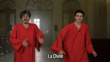 a man in a red robe says " ca respecte les droits de l'homme "