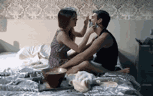 Koppel Scheren Op Bed GIF - Koppel Scheren Op Bed Shave GIFs