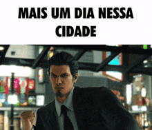 a man in a suit and tie is standing in front of a sign that says " mais um dia nessa cidade "