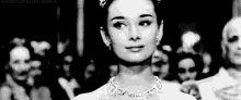 Audrey Hepburn Queen GIF - Audrey Hepburn Queen Classic GIFs