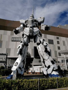 Gundam Big Gundan GIF - Gundam Big Gundan Assembly GIFs