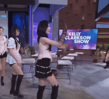 the kelly clarkson show is being shown on a large screen