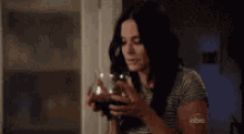 cougar town courtney cox wine wineglass