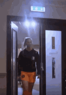Jackie Groenen Entering GIF - Jackie Groenen Entering V Sign GIFs