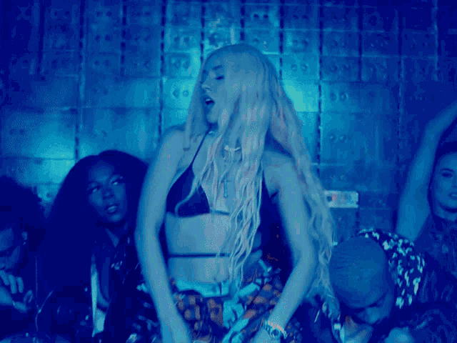 Ava max dollar. Эйва макс. ava max гиф. ава макс грудь. ava max million dollar актёры клипа.