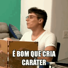 a man wearing glasses is sitting at a table with the words e bom que cria carater written on it