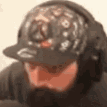 a blurry picture of a man wearing a hat that says ' g ' on it