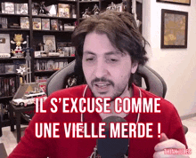 a man in a red shirt says il s ' excuse comme une vieille merde