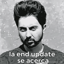a black and white photo of a man with the words la end update se acerca below him