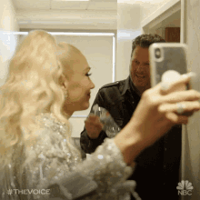 Lets Take A Selfie Gwen Stefani GIF - Lets Take A Selfie Gwen Stefani Blake Shelton GIFs