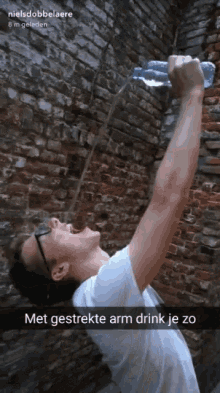 a man is drinking water from a bottle with a caption that says met gestrekte arm drink je zo