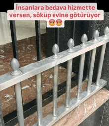 a picture of a fence with a caption that says " insanlara bedava hizmette versen sokup evine götürüyor "