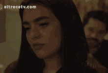 a close up of a woman 's face with eltrecetv.com written in the corner