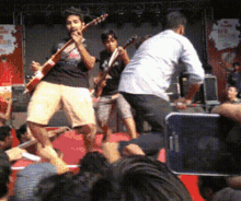 Unmaad Ludapuda GIF - Unmaad Ludapuda Rock And Roll GIFs