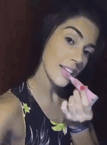 Vivian Amorim Lips Balm GIF - Vivian Amorim Lips Balm Make Up GIFs