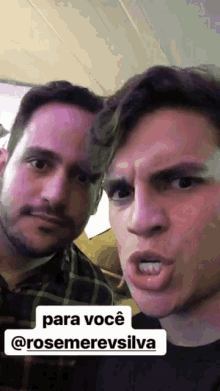 two men are posing for a picture with the caption para você