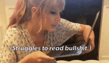 Taylor Swift Struggles GIF - Taylor Swift Struggles Struggles To Read GIFs