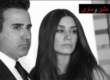 a man and a woman are standing next to each other with a caption in a foreign language