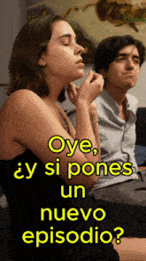 a man and a woman are sitting next to each other and the woman says oye si pones un nuevo episodio