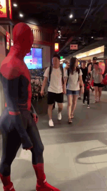Birbirine Bakan Spiderman GIF - Birbirine Bakan Spiderman GIFs