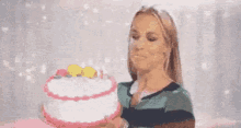 生日快樂 蛋糕 蠟燭 吹 布蘭妮 小甜甜 GIF - Birthday Cake Happy Birthday Candle GIFs