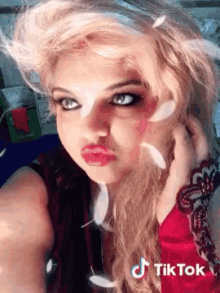Selfie Tik Tok GIF - Selfie Tik Tok Chucky Wife GIFs