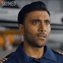 a close up of a man 's face with the word skynd behind him