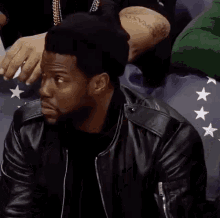 Andy Kevin Hart GIF - Andy Kevin Hart Watching GIFs