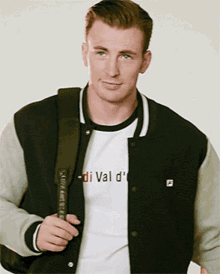 a man wearing a t-shirt that says " di val d "