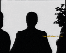 a black and white photo with the words in caso di incendio dai ecdadi